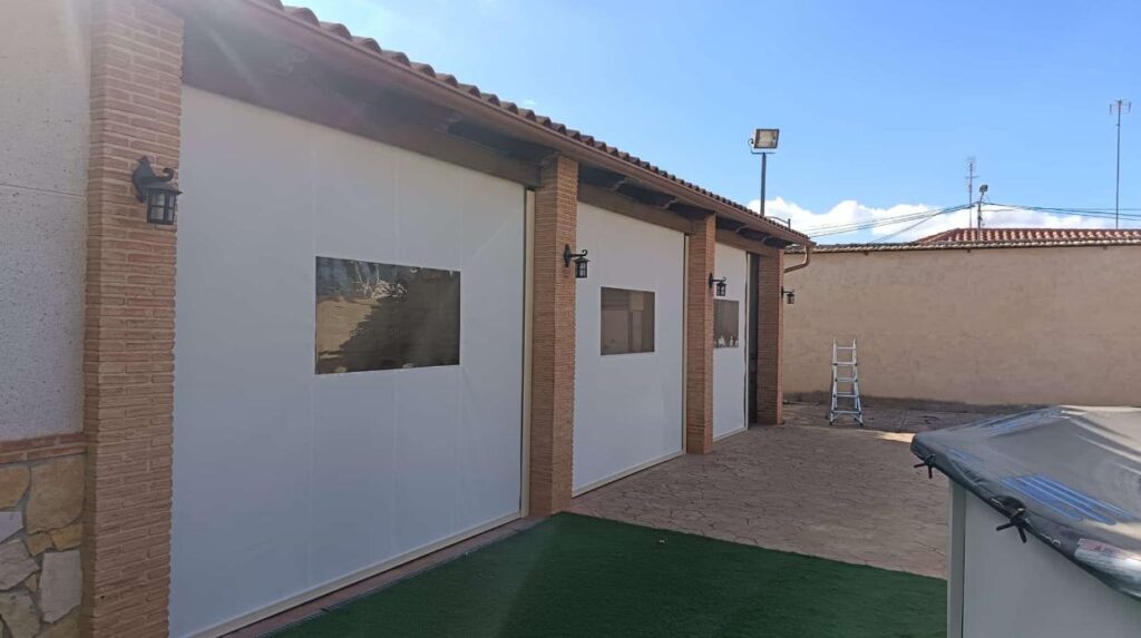 Vivienda con cochera y puerta central