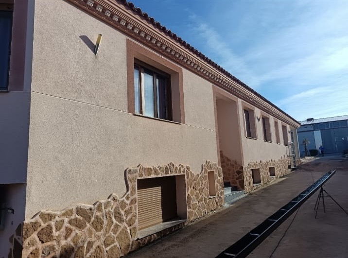 Fachada con acabado en piedra decorativa