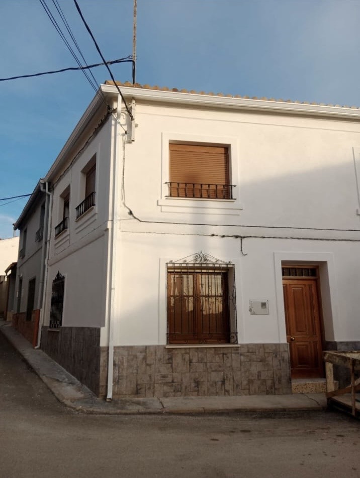 Casa de esquina con bajante blanco