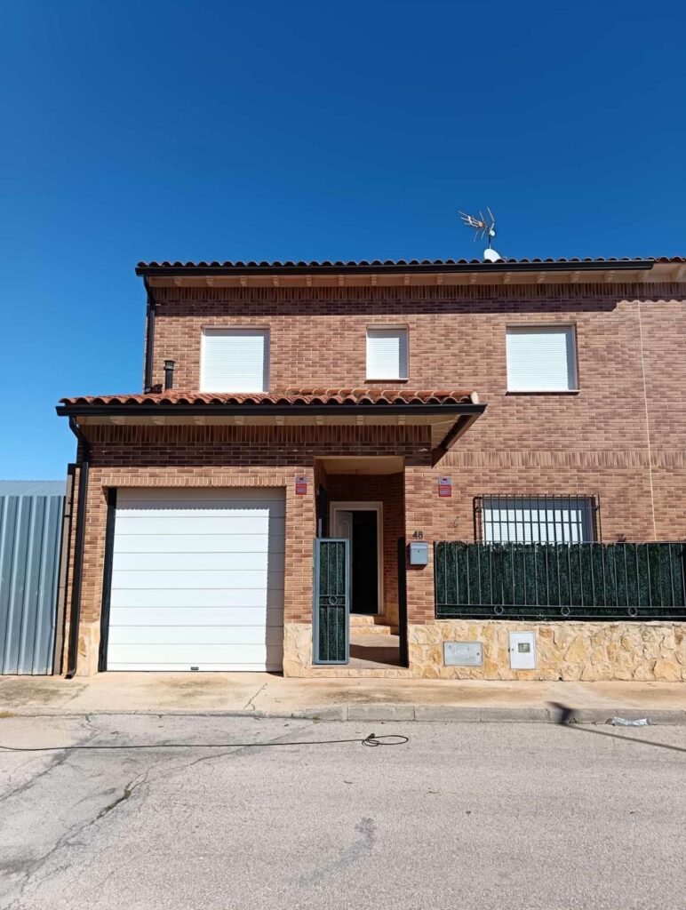 Vivienda unifamiliar con fachada en ladrillo
