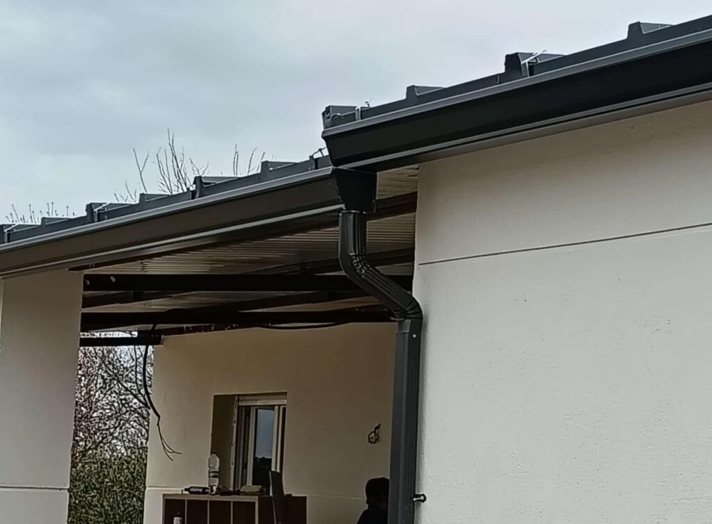 Vivienda con canalones negros en cubierta plana