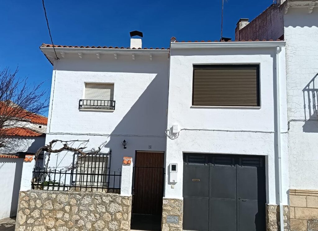 Fachada blanca con bajante lateral