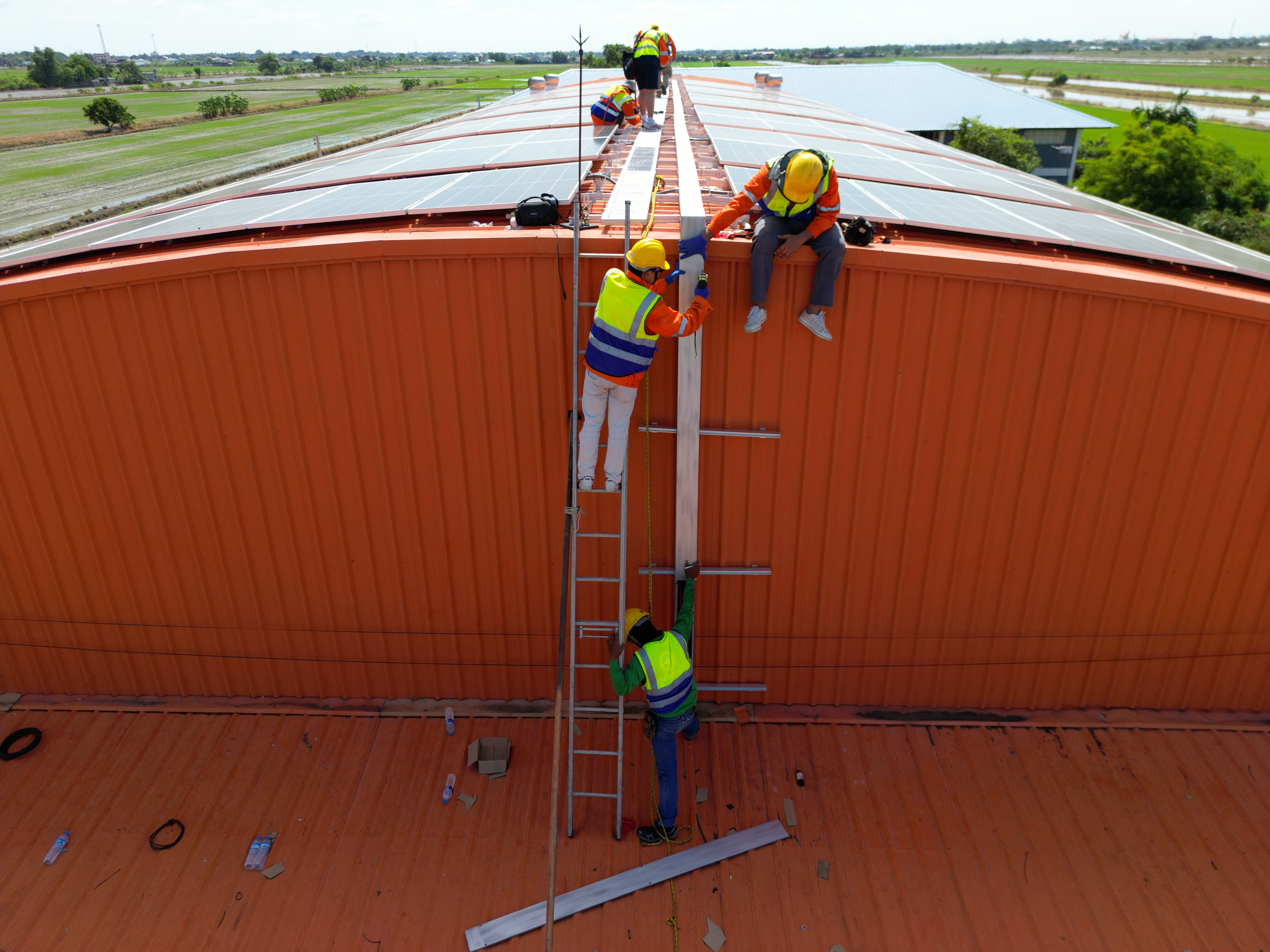 Equipo de trabajo profesional instalando canalones