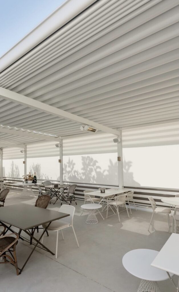 Pérgola bioclimática blanca para terraza