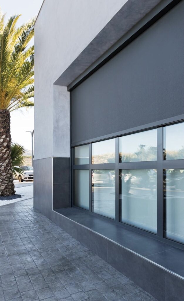 Estor exterior enrollable para fachada comercial