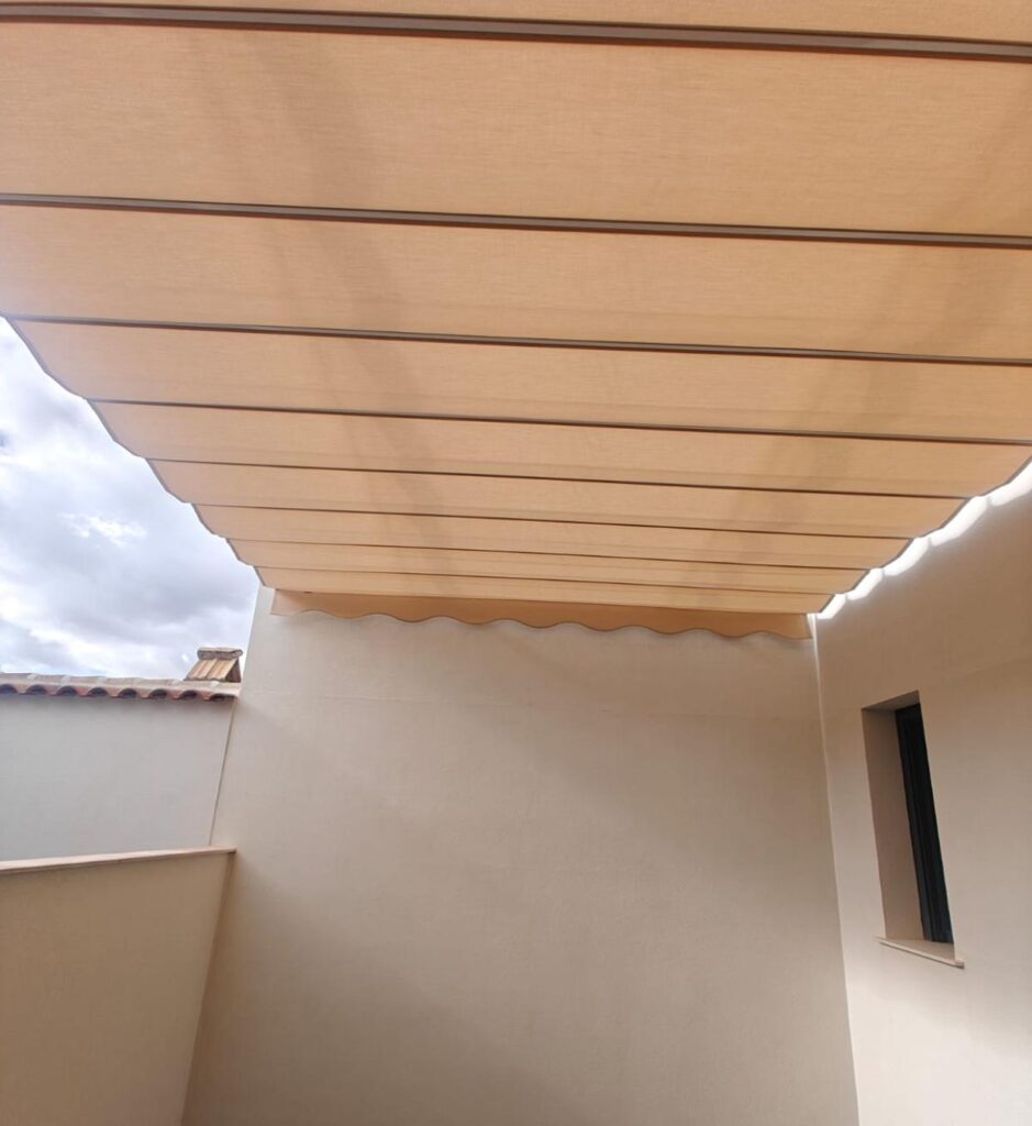 Toldo corredero beige para terraza