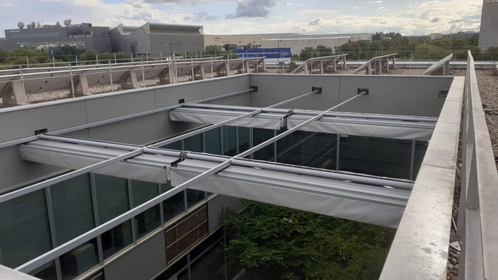 Instalación de sistema de toldo retráctil en cubierta
