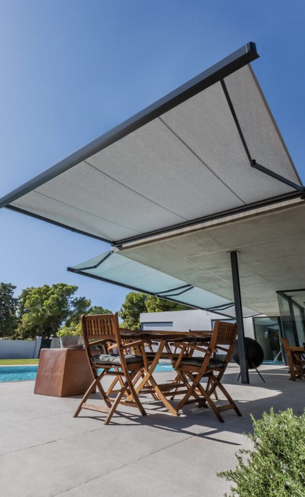 Toldos modernos para terraza con piscina