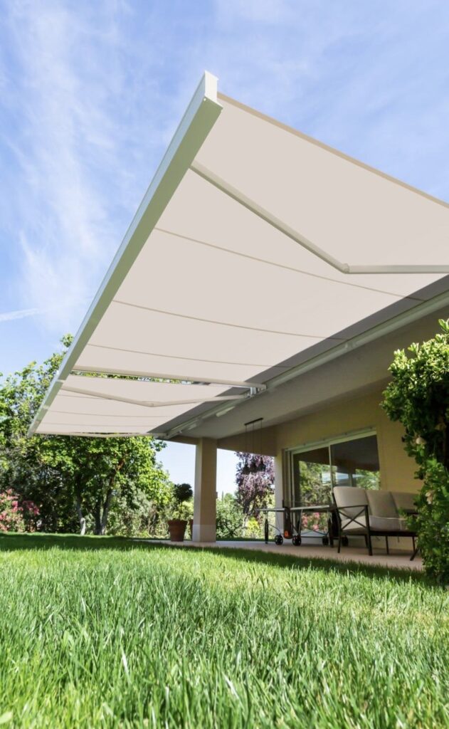Toldos extensibles blancos en jardín residencial