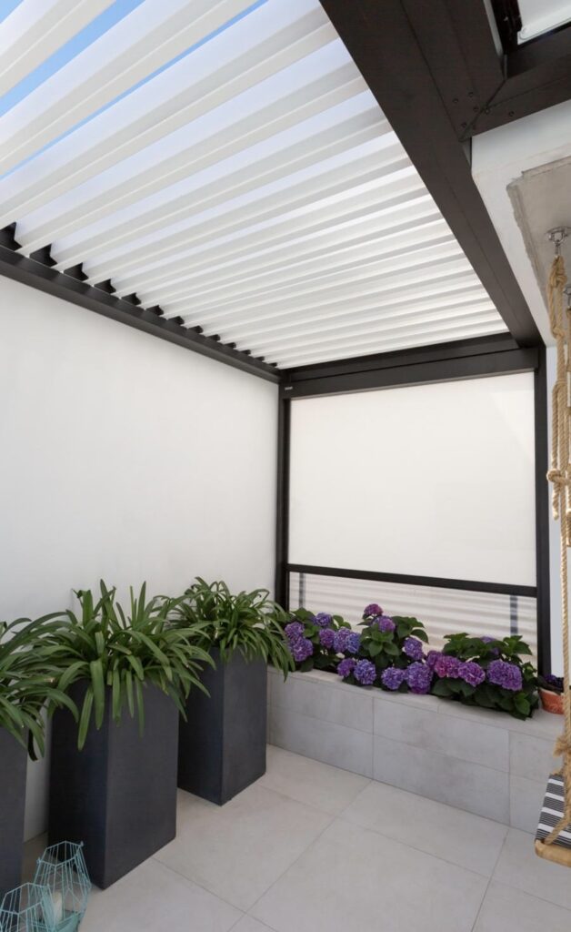 Pérgola bioclimática junto a piscina